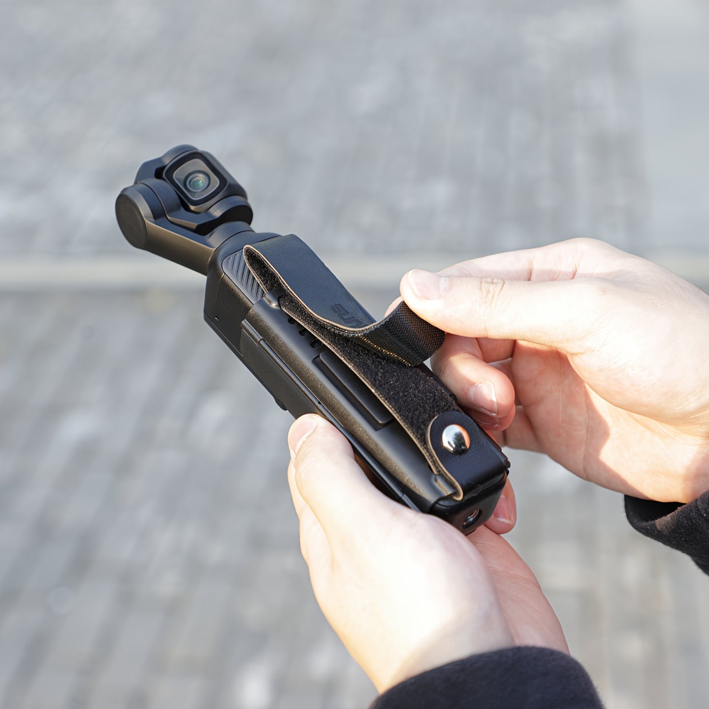 Compatible with DJI Pocket 3, This Portable Hand Strap Features a Cold Shoe Expansion, Protective Frame, Extended Handle, And Safeguards Against Loss And Drops. (Camera Not Included)