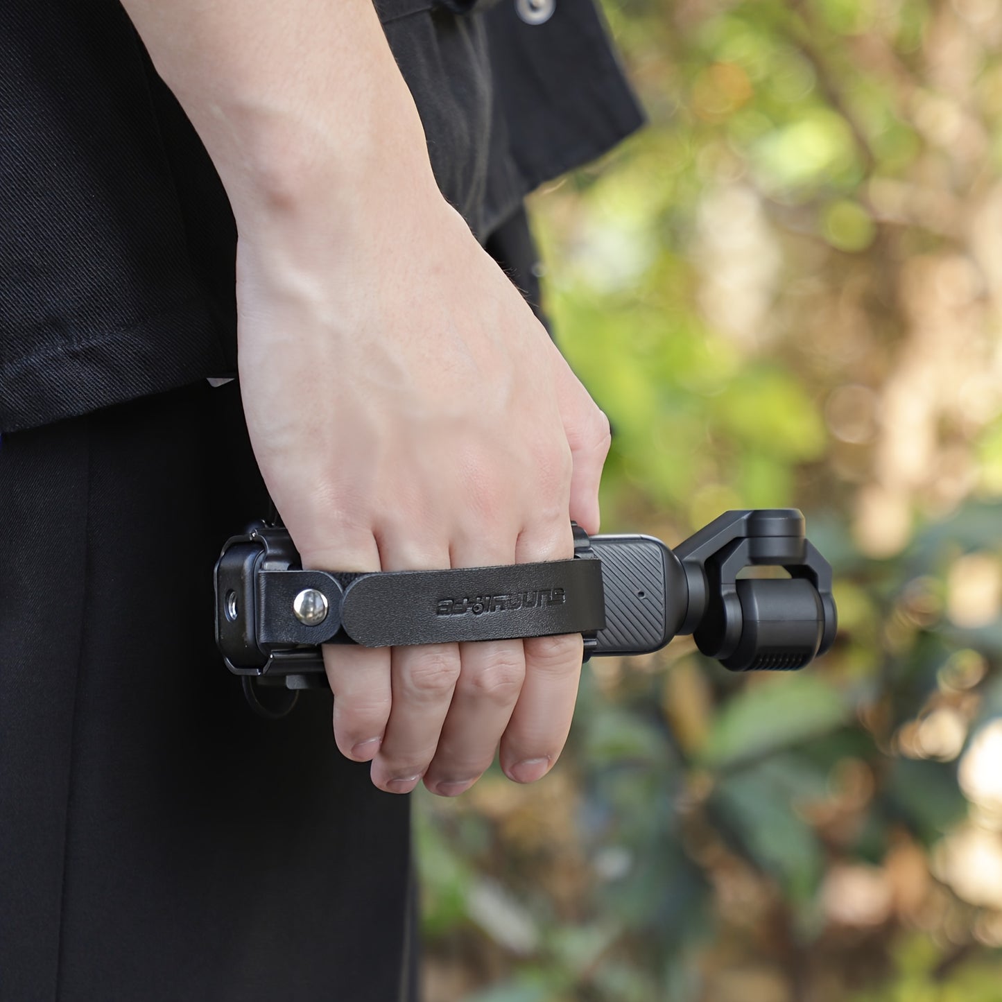Compatible with DJI Pocket 3, This Portable Hand Strap Features a Cold Shoe Expansion, Protective Frame, Extended Handle, And Safeguards Against Loss And Drops. (Camera Not Included)